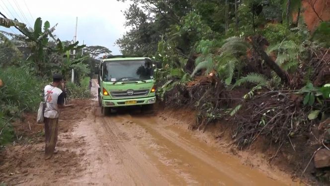 
 Foto IST 
Caption : Pasca longsor, mobil angkutan bergantian melintas di Jalan Lintas Barat Sumatra(Jalinbarsum), Desa Dwikora Kecamatan Bukitkemuning, Minggu (17/2).
 
