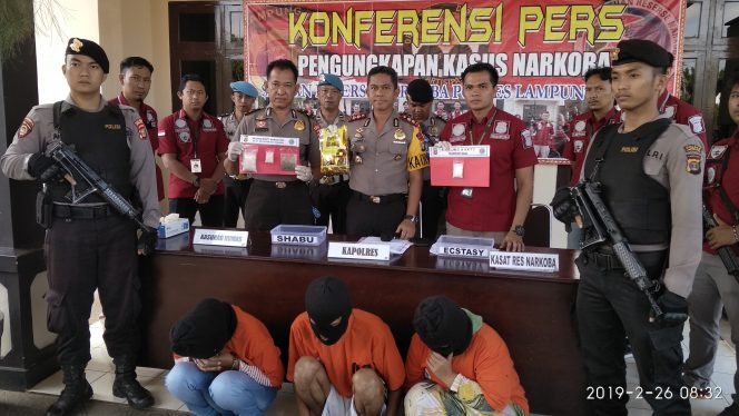 
 Caption foto : Kapolres Lampura AKBP Budiman Sulaksono, didampingi Kasat Narkoba IPTU Andry Gustami dan Kasubag Humas Polres Lampura IPTU Zulkarnain, beserta jajarannya saat menunjukkan sejumlah BB Shabu yang berhasil disita. Foto dibidik di Mapolres setempat Selasa (26/2).