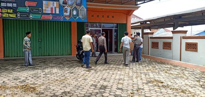 
 Foto IST 
Caption : Anggota Polres Lampura saat melakukan olah TKP, terkait hilangnya sepeda motor wartawan di sekretariat salah satu organisasi media, Senin(4/2).
 