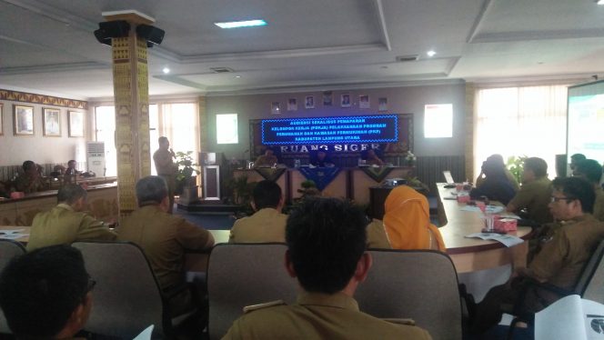 
 Foto RIA
Caption : Kepala Bappeda Lampura Hi. Syahrizal Adhar saat memberikan pemaparan mengenai project pembangunan Way Umban Asri disaksikan langsung oleh Bupati Hi. Agung Ilmu Mangkunegara, Senin (11/2).