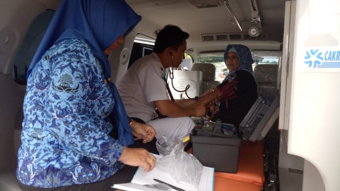 
 Foto CW9
Caption : Tim medis dari Puskemas Kotabumi Udik, saat melakukan pemeriksaan kesehatan sejumlah warga, Senin (18/2).
 