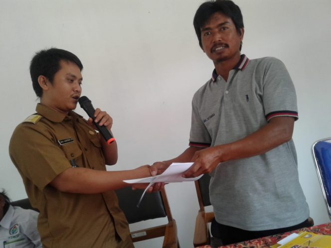 
 Foto IST 
Caption Kades Karangsakti Kecamatan Muara Sungkai Amir Harmidan, saat menyampaikan berita acara serah terima hasil pembangunan DD 2018, kepada Ketua BPD Irwan Setiawan, Senin (18/2).
 
