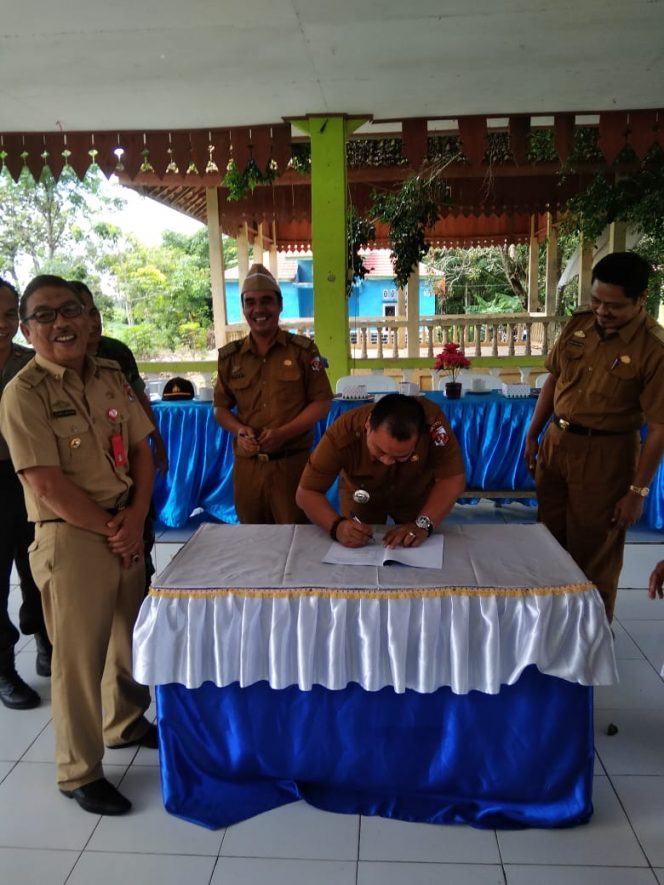 
 Foto RIA
Caption : Camat Kotabumi Utara Doni F. Fahmi saat menandatangani berita acara serah terima jabatan disaksikan Asisten III Pemkab Lampura Hi. Efrizal Arsyad, Senin(4/2).
