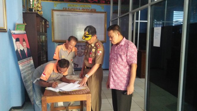 
 Foto RIA  Caption : Pj. Sekkab Lampura H. Sofyan saat meminra absensi pegawai Disperkim dan hanya 2 PNS dan 3 Honorer saja yang berada di tempat saat Sidak, Jumat(8/2).
