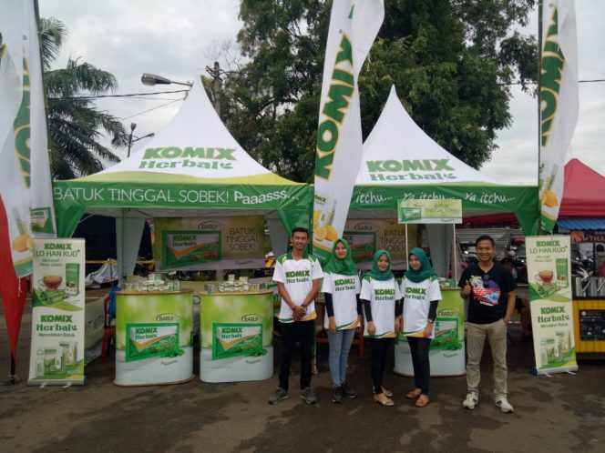 
 Foto IST
Caption : Marketing Supervisor PT. Bintang Toedjoe Lampura Nopri bersama karyawan lainnya saat berada di Stand Komix Herbal pada acara Millenial Road Safety Festival, Minggu (17/2).
