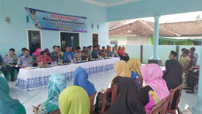 
 Foto RIA
Caption : Kepala Bappeda Lampura H. Syahrizal Adhar saat memberikan pemahaman kepada Masyarakat saat Musrenbang, Minggu (17/2).
 