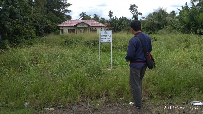  
Foto RNN
Caption : Beginilah Kondisi Pospol Abung Kunang, tampak tidak terurus dan dipenuhi rumput liar. Foto dibidik Minggu (10/2).