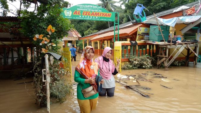 
 Foto CW9
Caption : Salah sartu sarana pendidikan Madrasah Ibtidaiyah(MI) Al-Islamiah yang terletak di Kalipasir Kelurahan Kotabumi Udik, masih terendam banjir. Foto dibidik sekitar pukul 08.15 WIB, Senin (18/2).