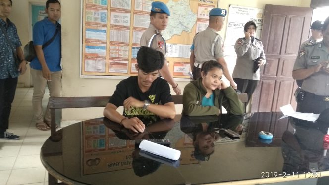 
 Foto : Ferdani
Caption : Sepasang muda mudi bukan muhrim saat diamankan dalam razia rumah kos-kosan. Foto dibidik di Pos Sat-Sabhara Polres Lampura, Senin (11/2).