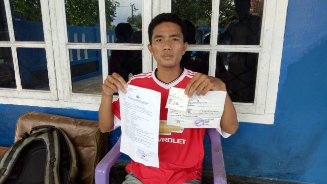 
 Foto : Ferdani
Caption : Supriyanto seorang korban penipuan, saat menunjukkan bukti dokumen kendaraan dan kuitansi pembayaran serta bukti transfer di rekening pribadi milik Apriyadi, kepada sejumlah awak media, Senin (18/2).
