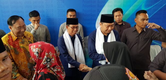 
 Foto RIDUAN 
Caption : Bupati Lampura Hi. Agung Ilmu Mangkunegara didampingi wakilnya Hi. Budi Utomo, saat menerima ucapan selamat dari masyarakat, seusai tasyakuran di Rumah Dinas Bupati, Selasa (26/3).    