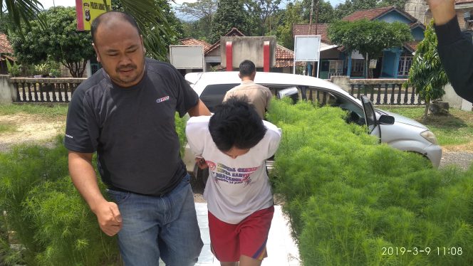 
 Foto : Ferdani
Caption : Sandra Kunang, preman jalanan yang kerap memalak supir trk, saat digelandang unit reskrim Polsek Abung Barat, Sabtu(9/3).
