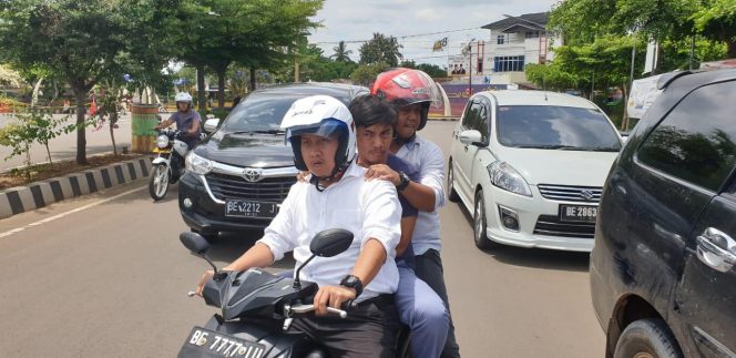 
 Foto IST
Caption : Kasat Reskrim Polres Lampura AKP Donny Kristian saat menggelandang tersangka pelaku curanmor ke Mapolres Lampura.
 