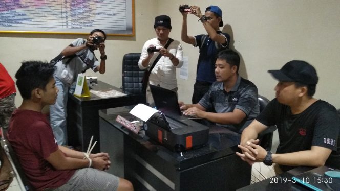 
 Foto : Ferdani
Caption : Roky Paranata, DPO kasus Pembunuhan saat menjalani pemeriksaan di Unit Reskrim, Minggu (10/3).