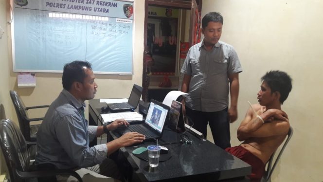 
 Foto CW9
Caption : Pelaku curanmor saat dimintai keterangan oleh penyidik Polres Lampura, Selasa (5/3).  