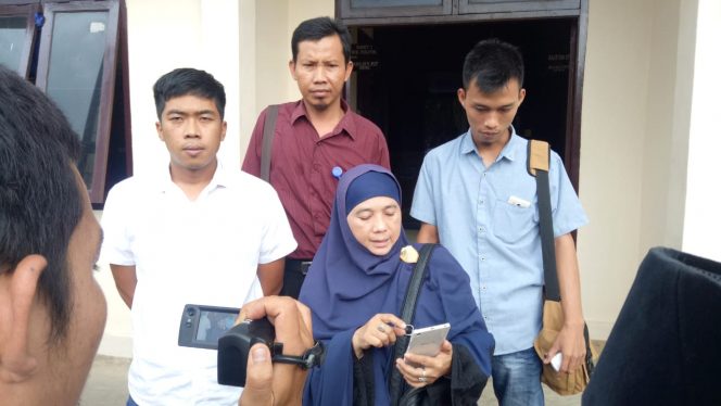 
 Foto CW9
Caption : Ketua BKMT Lampura Merri Humairrah seusai menyampaikan laporan ke Mapolres Lampura, Jumat(22/3).