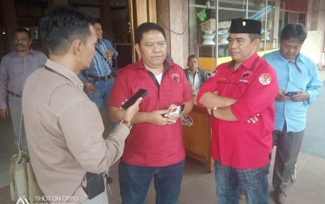 
 Foto IST 
Caption : Ketua DPC PDI Perjuangan Lampura, saat diwawancarai seusai membuka Rakorcab PDIP, di Rumah Makan Tarukojaya, Selasa (12/3). 