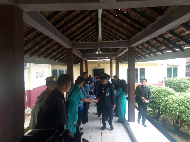 
 Foto RIA.  Bupati Lampura Hi. Agung Ilmu Mangkunegara saat hendak meninggalkan Aula RS Ryacudu Kotabumi, Selasa (19/3).  