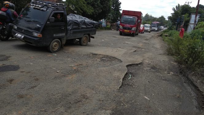 
 Warga dan Sopir Keluhkan Jalan Rusak di Jalintengsum