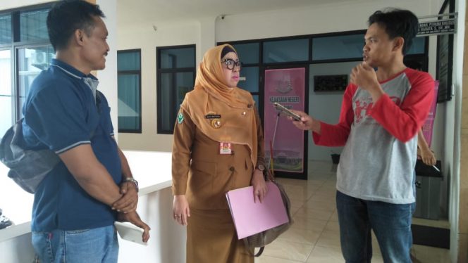 
 Foto Heri Maulana
Caption : Kadinkes Lampura, Maya Metissa usai diperiksa Kejari Lampura, Selasa (5/3). Maya diperiksa terkait raibnya Dana Operasional Puskesmas(OP) dan Biaya Operasional Kesehatan(BOK) di 27 Puskesmas di lingkup Dinkes Lampura. 