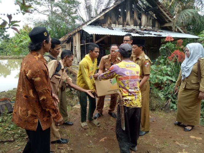 
 Foto RIDUAN 
Caption : Mewakili Kepala Dinas Sosial Lampura Muhammad Erwinsyah, Kabid Rehabilitasi Sosial Heri Firdaus menyerahkan bantuan, kepada korban kebakaran, di Desa Sindang Agung, Kecamatan Tanjungraja, Senin (4/3).
 