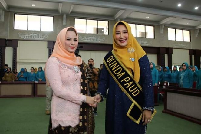 
 Foto IST
Caption : Bunda PAUD Lampura Hj. Endah Kartika Prajawati Agung, berpose bersama Bunda PAUD Provinsi Lampung Aprilani Yustin Ficardo seusai pelantikan di Gedung Pusiban, Kantor Gubernur Provinsi Lampung.