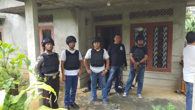 
 Foto Suranto/RNN
Caption : Polisi saat menggeledah rumah KS di desa Gunung Rejo Wayratai Pesawaran beberapa waktu lalu. 
