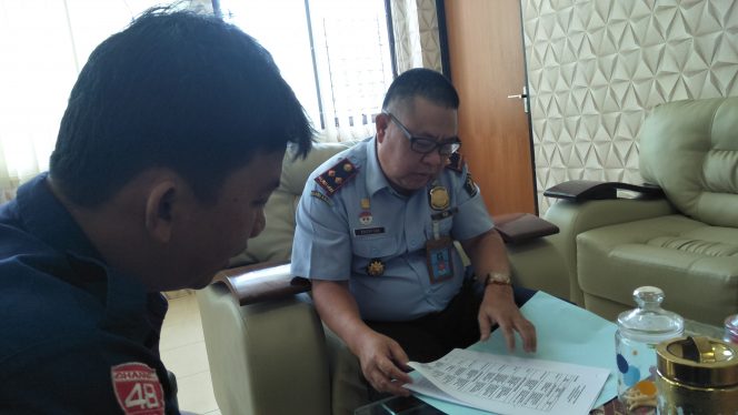 
 Foto : cw9
caption : Kepala Kantor Imigrasi Kelas III Kotabumi Bachtiar, saat diwawancarai awak media terkait WNA, di Ruang kerjanya, Selasa (26/3). 