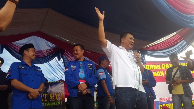 
 Foto Heri Maulana
Caption : Nerozelly Agung Putra Kunang Caleg DPRD Provinsi Lampung Nomor urut 1 saat menyampaikan pidato politiknya di desa Subik, Abung Tengah, Minggu (31/3)
