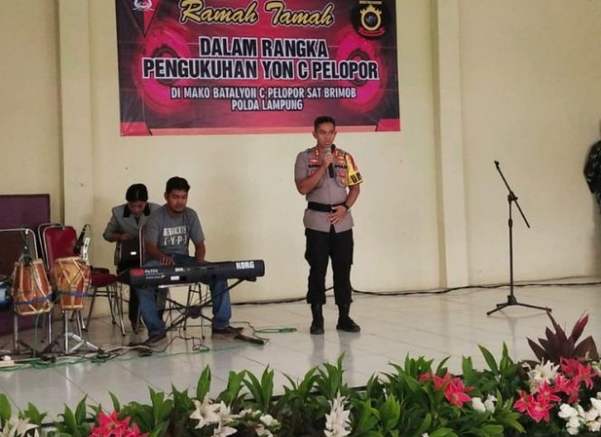 
 Foto : cw9
Caption : Kapolres Lampura AKBP Budiman Sulaksono saat menyampaikan sambutannya pada acara pengukuhan Batalliyon C Pelopor Sat Brimob Polda Lampung, Selasa (26/3).  