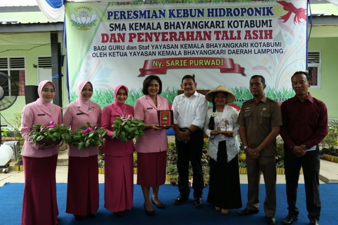 
 Foto Fahrozy Irsan Toni/ RNN  Caption : Ketua Bhayangkari Daerah Lampung, Sarie Purwadi Arianto berserta jajaran Yayasan Kemal Bhayangkari(YKB) mengelar sosialisasi Bahaya Narkoba, Bullying, dan Hoax serta peresmian Kebun Hidroponix SMA YKB Kotabumi, Selasa (26/3).  