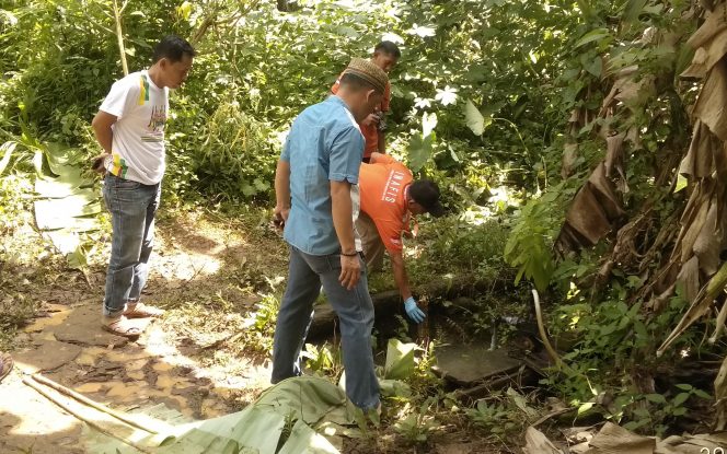 
 Foto : Ferdani
Caption : Tim Inafis Polres Lampura, saat melakukan olah TKP, diseputaran sumur tempat ditemukan mayat anak dibawah umur Selasa (26/3).