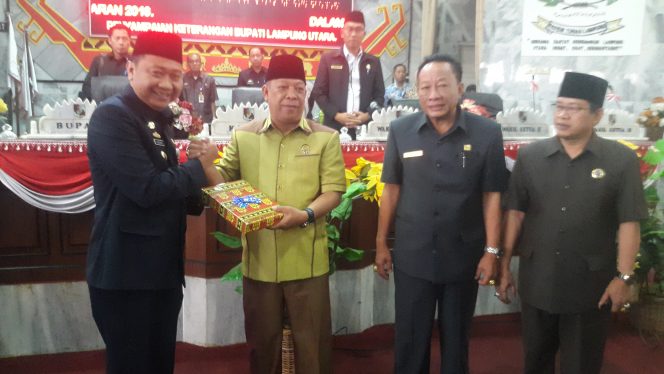 
 Caption foto : Bupati Lampura Agung Ilmu Mangkunegara menyerahkan draf LKPJ Tahun Anggaran 2018 kepada ketua DPRD setempat Rahmad Hartono, pada rapat paripurna Selasa (19/3)