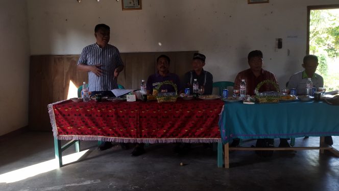 
 Foto Heri Maulana
Caption : Anggota komisi I DPRD Lampung, Nerozely Agung Putra Kunang(berdiri), saat menyampaikan tanggapannya dalam pertemuan antara para petani plasma dan kemitraan dengan perwakilan PT.Aman Jaya dibalai desa Negara Batin 2, Minggu (17/3).
