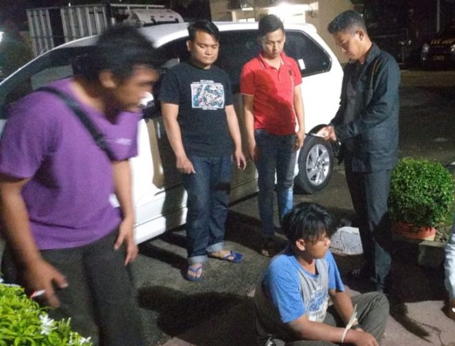 
 Foto Cw9
Caption : tersangka pungli saat diamankan di Mapolres Lampura.