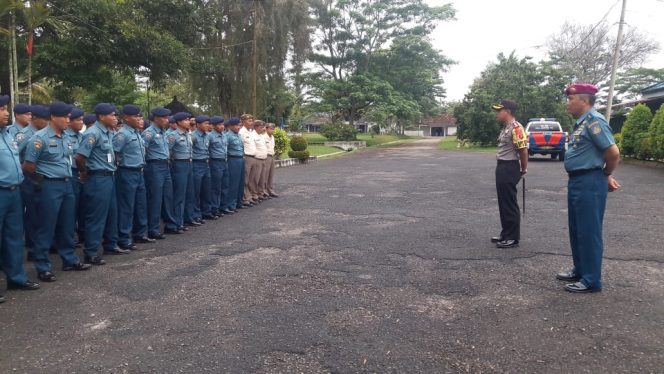 
 Foto Cw9
Caption : Kapolres Lampura AKBP Budiman Sulaksono disambut Kepala KIMAL Lampung Letkol(laut) Junaidi saat berkunjung, Selasa (12/3).
 