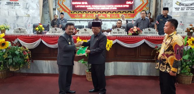 
 Foto Riduan
Caption : Ketua DPRD Lampura Hi. Rachmat Hartono, saat menyerahkan rekomendasi DPRD terhadap LKPJ AMJ Bupati, Jumat(22/3).
