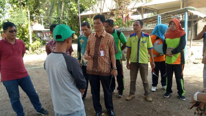 
 Foto IST
Caption : Tim Satgas Pangan Lampura saat mendatangi peternakan ayam potong yang berada di Desa Madukoro, Kecamatan Kotabumi Utara, Jumat(8/3).
