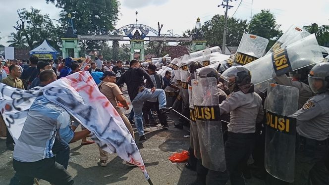 
 Foto Cw9
Caption : Suasana pelaksanaan sistem pengamanan kota(sispamkot) di Stadion Sukung Kotabumi, belum lama ini.
 