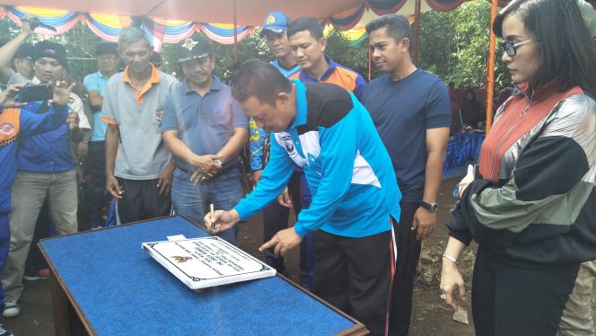 
 Foto Cw9
Caption : Pj Sekkab Lampura Hi. Sofyan, saat penandatanganan prasasti penetapan desa Sribandung, Kecamatan Abung Tengah sebagai Desa Wisata.
 