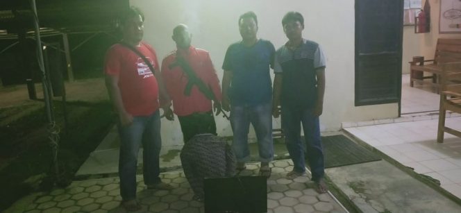 
 Foto: cw9
Caption : Jajaran unit reksrim berhasil mengamankan pelaku (jongkok) beserta barang bukti 1 Unit televisi.