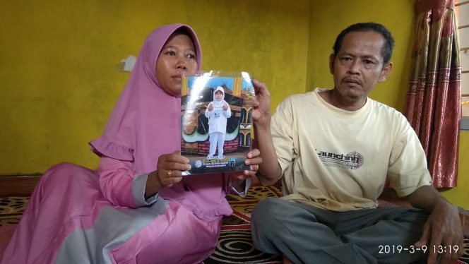 
 Foto : Ferdani
Caption : Sugianto dan Sri Suryati orang tua Kayla, saat menunjukkan foto anaknya yang meninggal dunia akibat terserang DBD, Sabtu(9/3).
