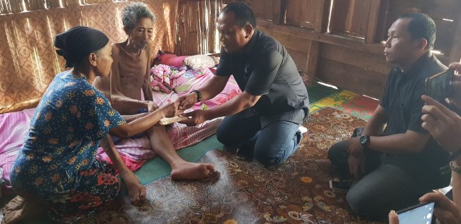 
 Hi. Aprozi Alam mewakili Gubernur lampung Terpilih, Hi. Arinal Djunaidi, saat menyerahkan bantuan kepada Basri, warga Lampura penderita tumor ganas. Foto dibidik di Talangbaru, Desa Mulangmaya, Kecamatan Kotabumi Selatan, kemarin(16/4). Foto RIDUAN     