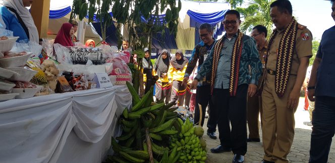 
 Kepala DPMD Lampung Hi. Syaiful Dermawan, didampingi PJ. Sekda Lampura Hi. Sofyan, saat meninjau sejumlah Unit Peningkatan Pendapatan Keluarga(UP2K) dalam kegiatan penilaian Lomba Desa di kantor Kecamatan Abung Barat, Selasa(30/4). Foto Riduan/Radar Kotabumi