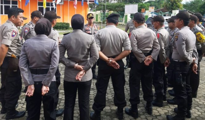 
 Foto cw9
Caption : Kapolres Lampura AKBP. Budiman Sulaksono saat memberikan arahan kepada jajaran anggota yang melaksanakan pengamanan di kantor KPUD setempat