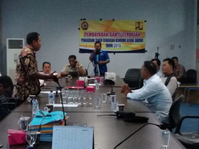 
 FOTO: IST
Caption foto : Suasana Pertemuan Antara Warga Penerima Uang Ganti Rugi Bendungan Gerak Jabung Dengan Pihak terkait Senin (15/4).