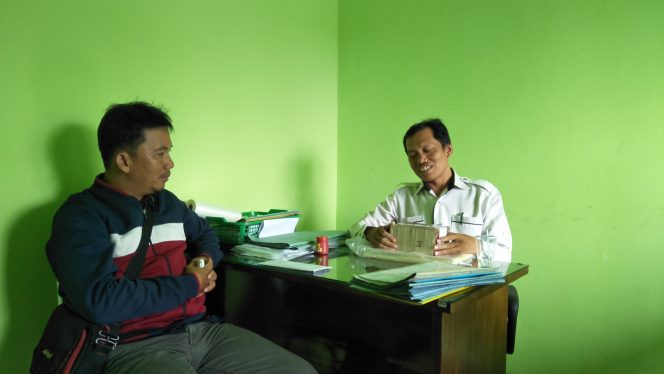 
 Foto cw9
Caption : Penghulu KUA Kotabumi Selatan, Agus Fakhroni, saat diwawancarai wartawan terkait peningkatan jumlah pemohon perkawinan menjelang puasa Ramadan, Senin (29/4).
