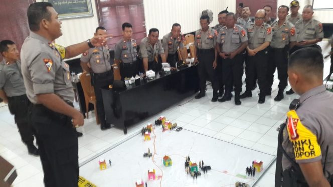 
 Foto : cw9
Caption : Kabag Ops Kompol Nelson Damanik pimpin TFG Kontijensi Pemilu 2019 di Hadapan para perwira pengendali lapangan, Senin (15/4).