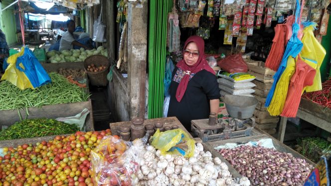 
 Foto : cw9
Caption : Suasana di kios salah satu pedagang di pasar sentral Kotabumi sepi pembeli. Foto dibidik Selasa (9/4).
