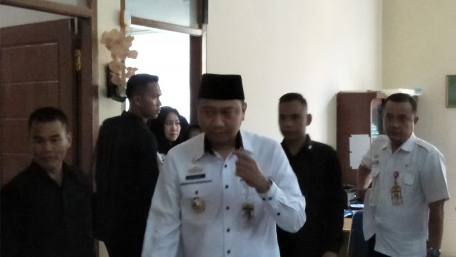 
 Foto : cw9
Caption : Bupati Lampura Hi. Agung Ilmu Mangkunegara saat menggelar sidak di Kantor Disdukcapil, Rabu (10/4).